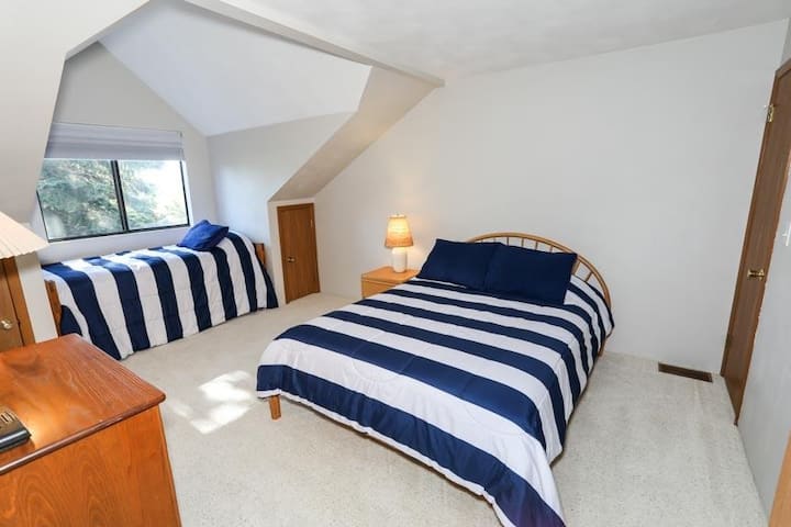 Лампа, легло, мебели, къща, на закрито