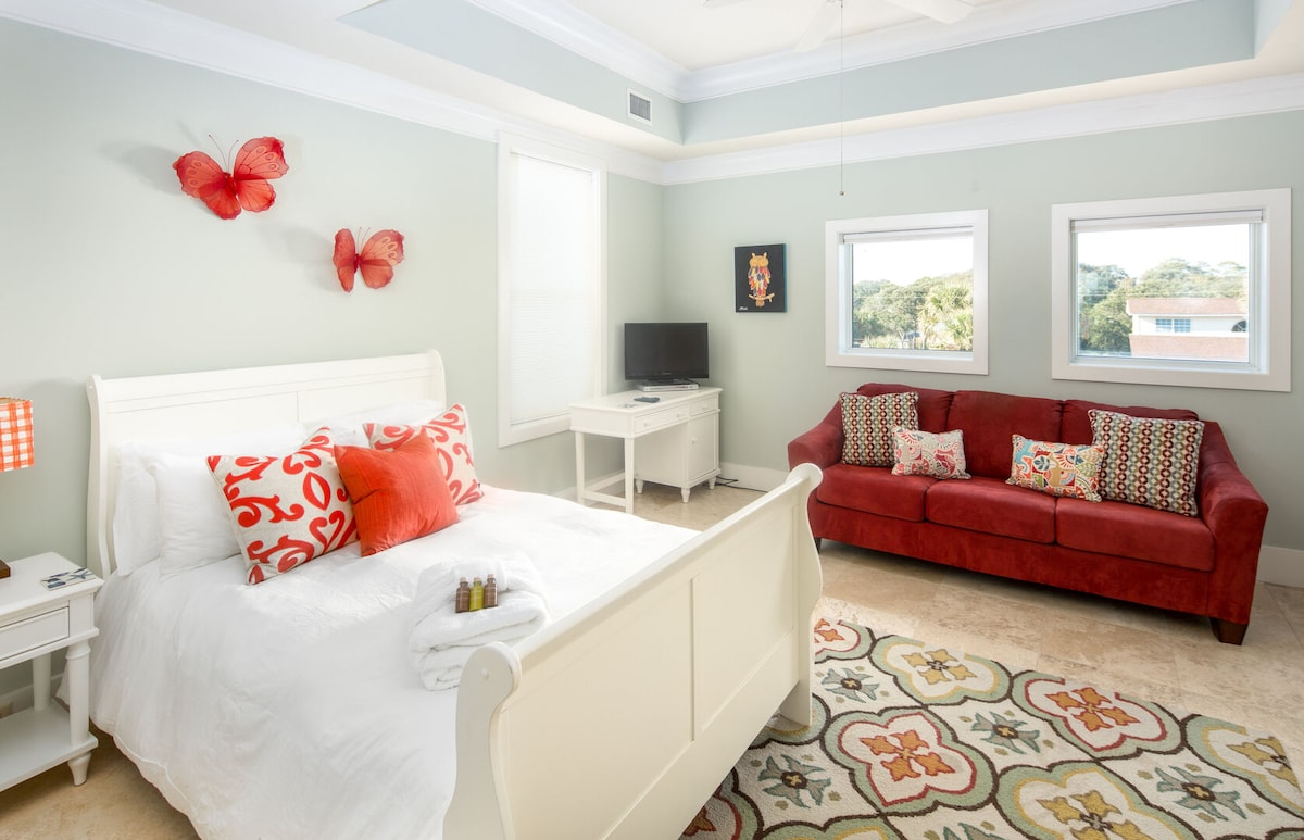 Dormitorio de invitados 1 con baño privado.