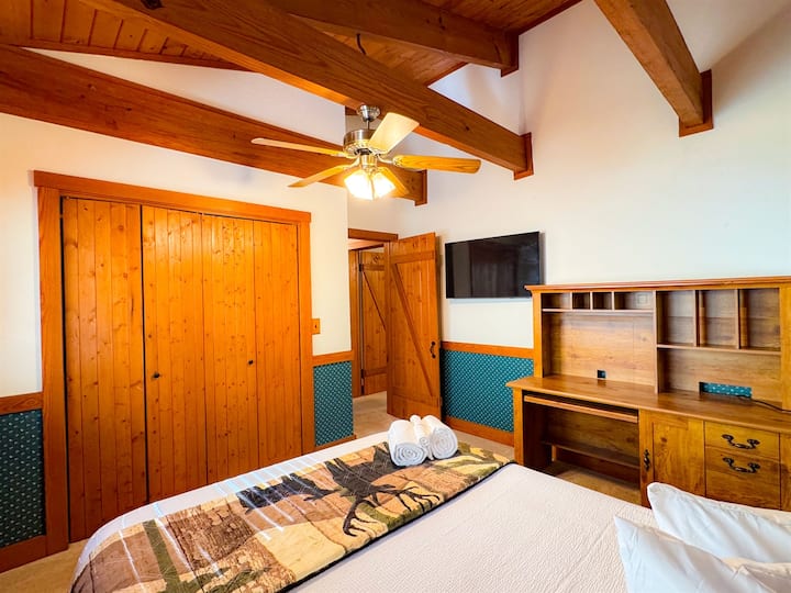 Ზედა დონის საძინებელში არის ორადგილიანი საწოლი და საკუთარი ტელევიზორი