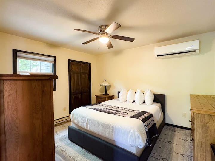 Ბინის საძინებელში არის ორადგილიანი საწოლი, საკუთარი საცხოვრებელი სივრცე და სააბაზანო