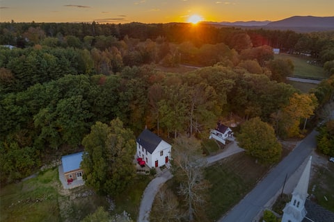 Schoolhouse & Library*Barn Game Room*2 Hot Tubs*Mi