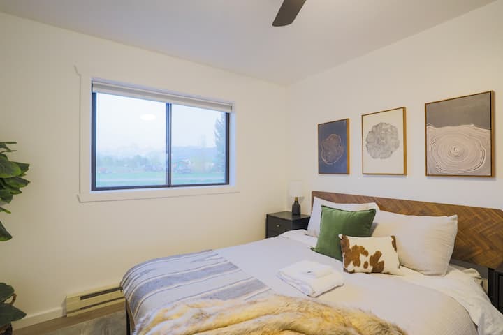 Მე ‑ 2 საძინებელში არის ორადგილიანი საწოლი, კარადა, სამუშაო მაგიდა და ტეტონების ხედი.