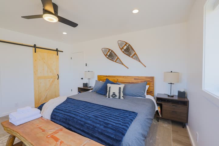 Მთავარ საძინებელში არის დიდი საწოლი, ფართო კარადა და კომოდი და ფლიგელის სააბაზანო.