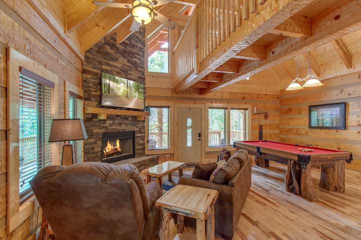 Romantic Pet-friendly Gatlinburg Cabin! - Gatlinburg, TN