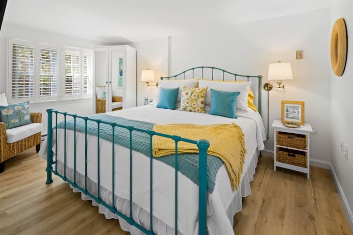 Cama Novaform King con sábanas de algodón 100%.