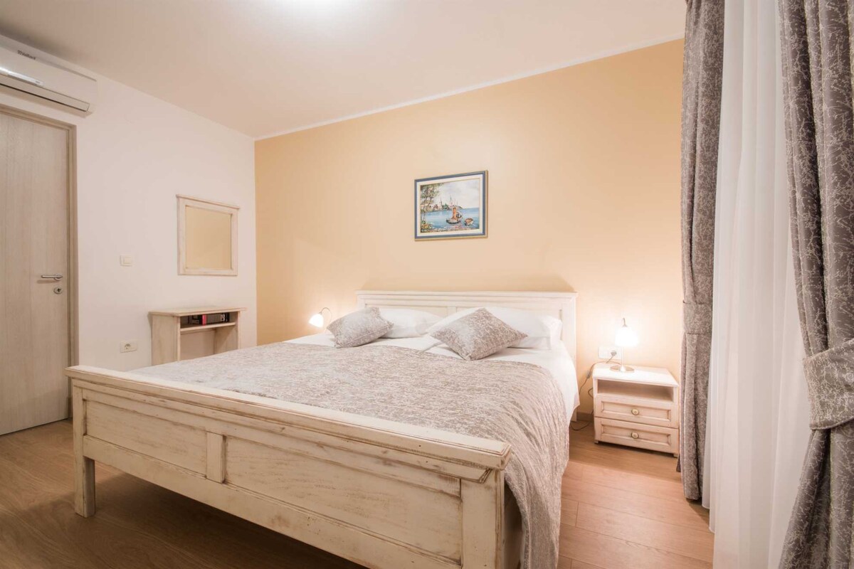 Pumzika na upumzike katika vyumba vya kulala vya kisasa na vya kifahari, ambapo utulivu na starehe hukusanyika ili kuunda hifadhi bora kwa ajili ya kulala usiku kwa utulivu