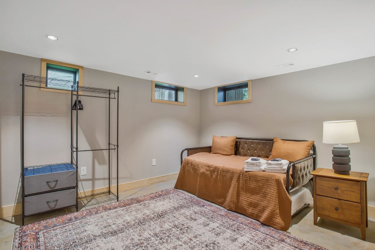 Kitanda cha mtindo wa trundle kwenye chumba cha chini