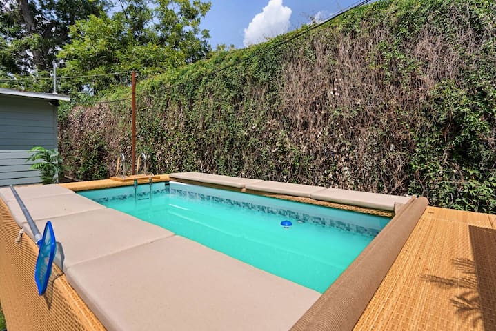 Downtown Austin Hangout with Pool – walk to Rainey