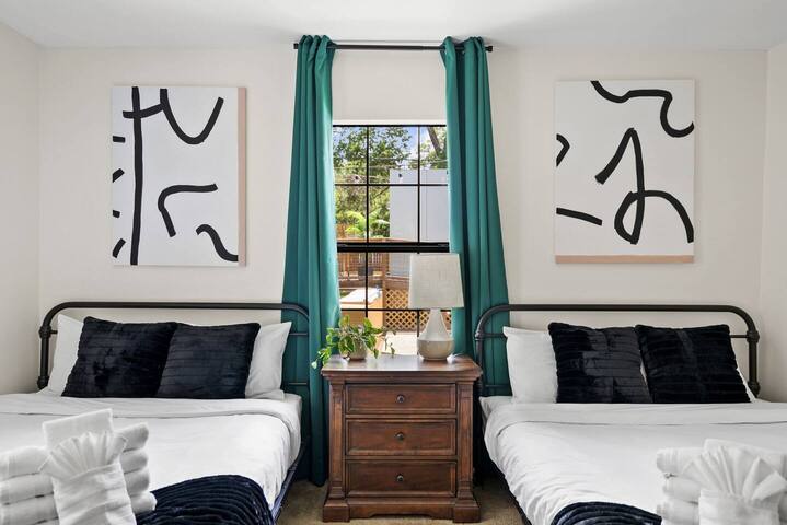 Downtown Austin Hangout with Pool – walk to Rainey gallery image 3