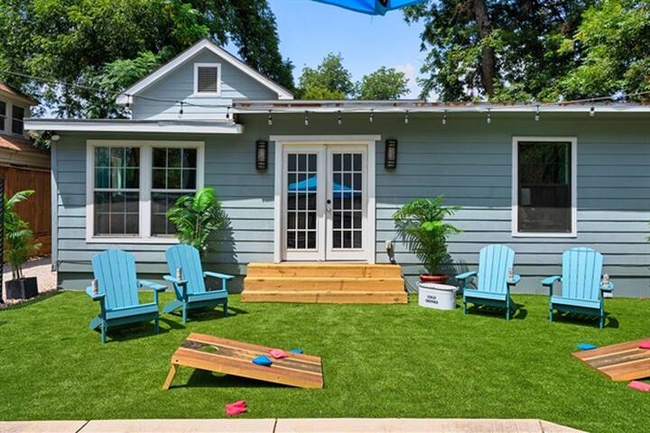 8 blocks from DT Austin Group Getaway with Pool gallery image 5