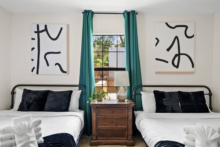 8 blocks from DT Austin Group Getaway with Pool gallery image 3