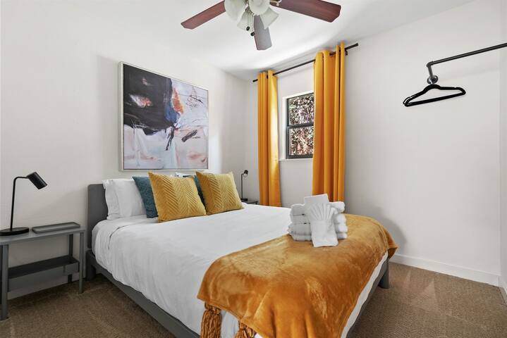 8 blocks from DT Austin Group Getaway with Pool gallery image 4