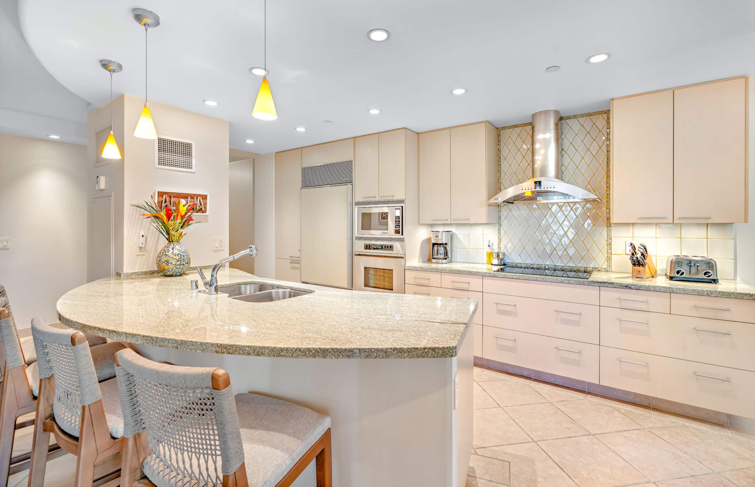 Condo in Lahaina · ★5.0 · 2 bedrooms · 4 beds · 2 baths - Image 2