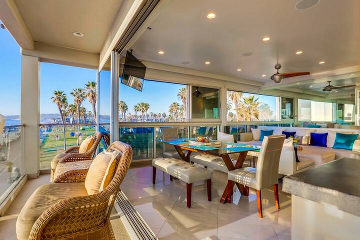 South Beach 4 | Oceanfront 2BR in Mission Beach gallery image 2