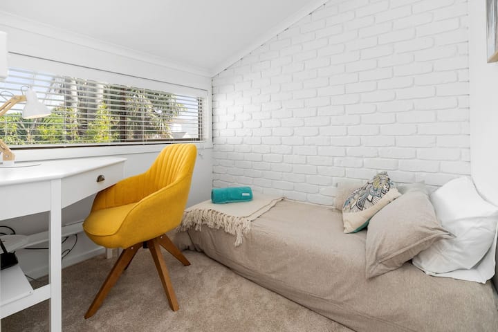 Gornji kat – radna soba / 3. spavaća soba: naslonjač/sofa na razvlačenje pretvara se u krevet za jednu osobu za 5. osobu.