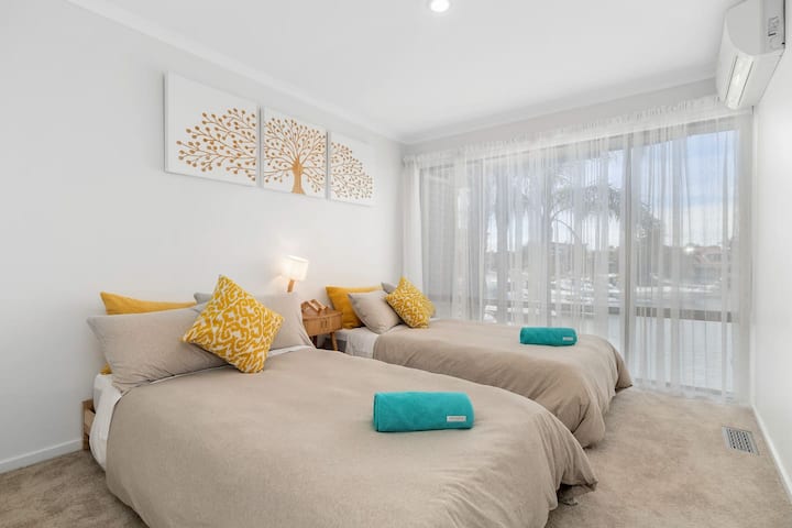 Na katu – 2. spavaća soba: 2 x veliki bračni kreveti s madracima Emma, organski pamuk i supermekani bambus, posteljina, veliki jastuci za sve stilove spavanja, ručnici za tijelo Sheridan, grijanje i klima-uređaj. Veliki dvokrilni ormar. 