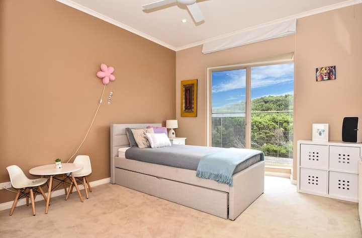 Krevat tek dhe dyshek njëkatëshe.