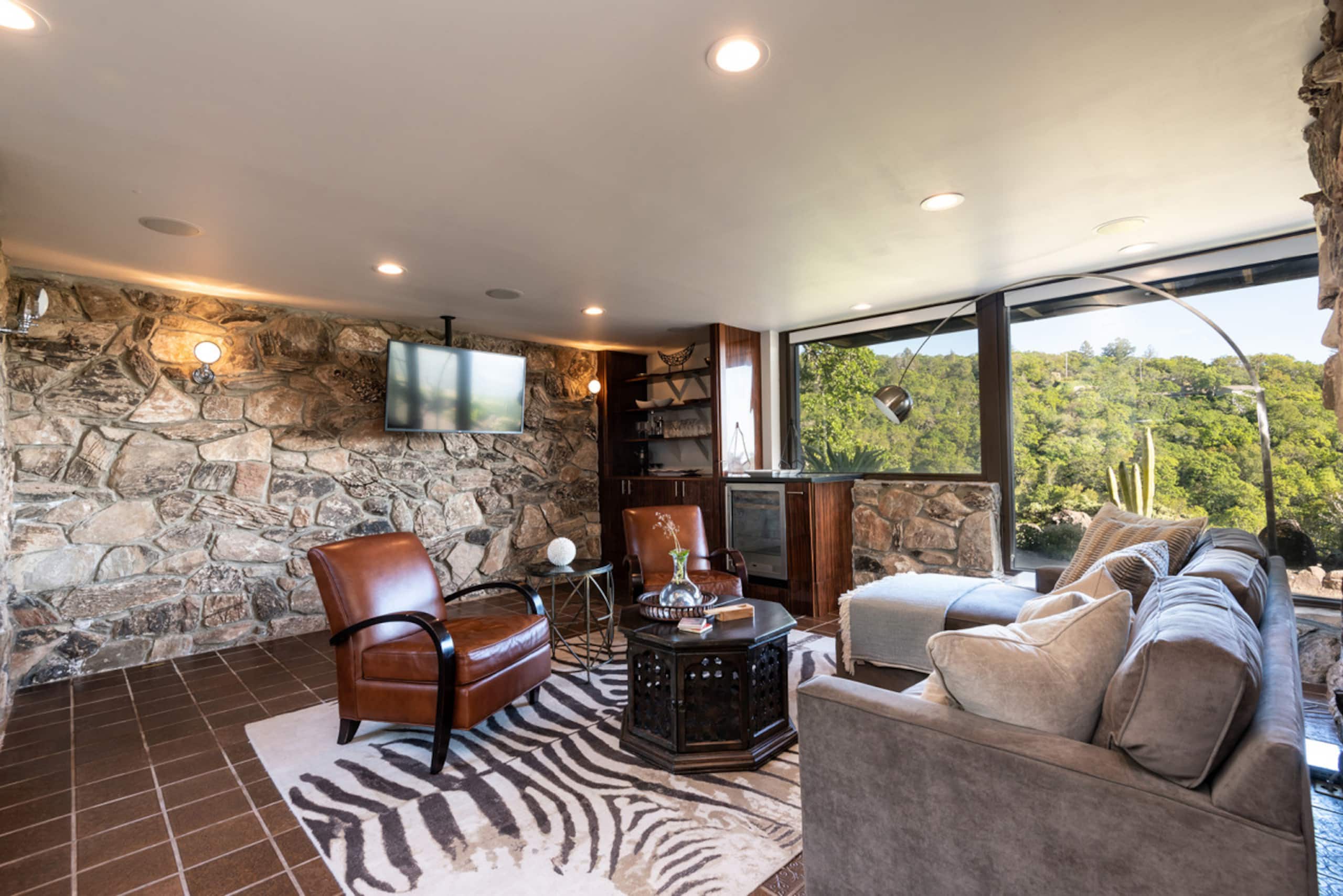 Gated Estate with Pool, Hot Tub & Vineyard Views - Photo 10