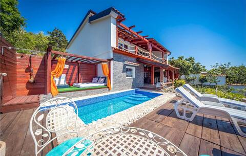 Lovely home in Dramalj with kitchen