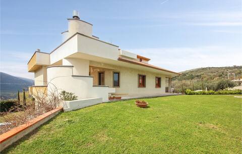 Amazing home in Roccadaspide with WiFi