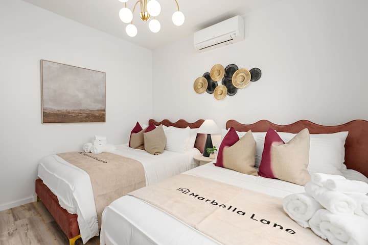 Удобна спалня с две уютни легла за гости