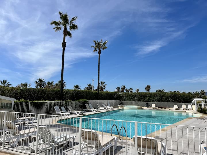 Joli Studio Avec Terrasse Situé à Port Fréjus. - Fréjus
