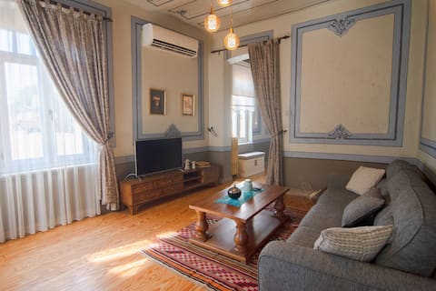 Stylish City Getaway-Explore the Urban Delights