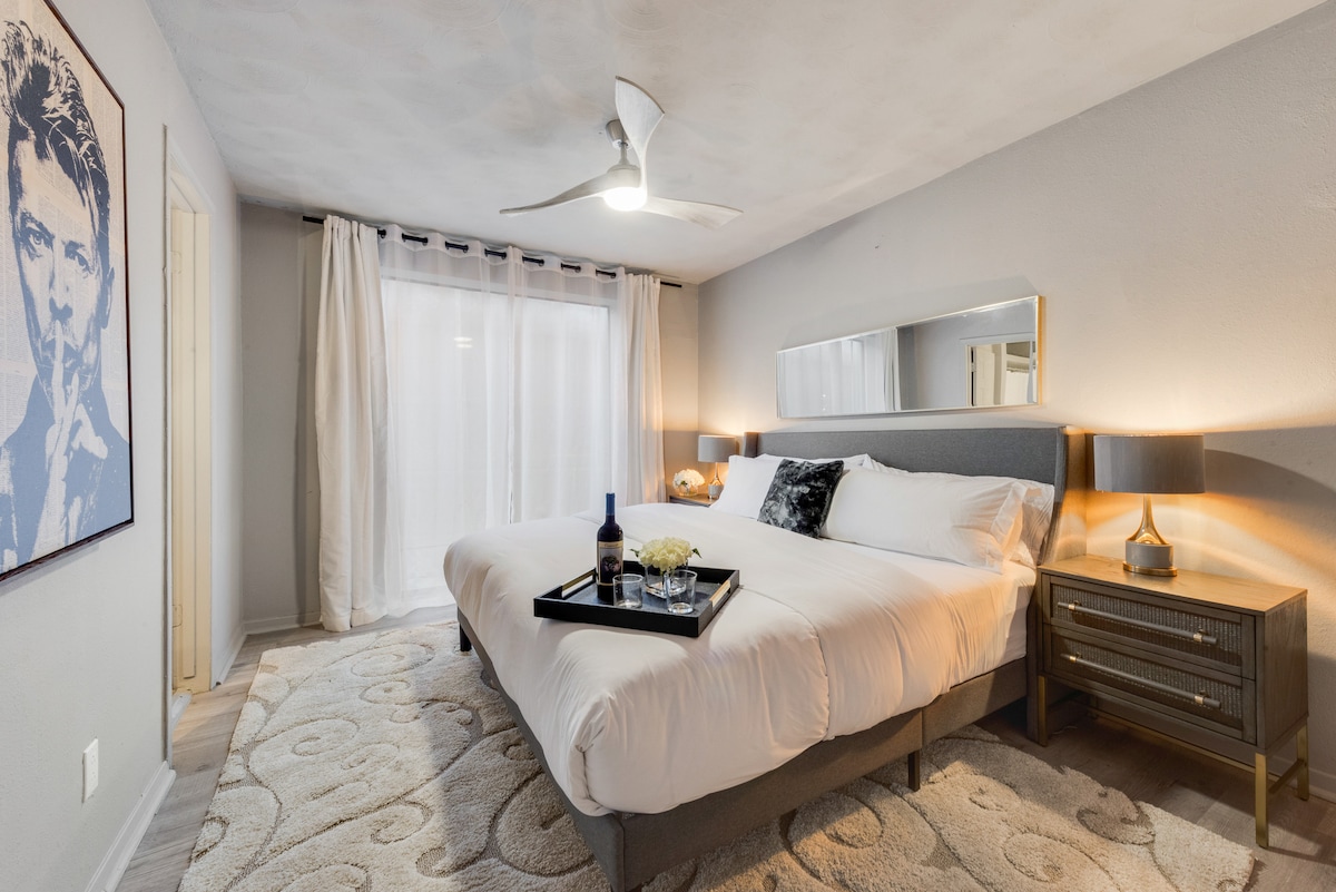 Dhoma e gjumit ofron hapësirë të bollshme me një krevat dopio "king" të rehatshëm të veshur me çarçafë luksozë pambuku egjiptian për një qëndrim të qetë. Përfshin gjithashtu një banjë me madhësi të plotë, të kompletuar me një vaskë moderne, që ofron një hapësirë elegante dhe elegante për t 'u çlodhur.
