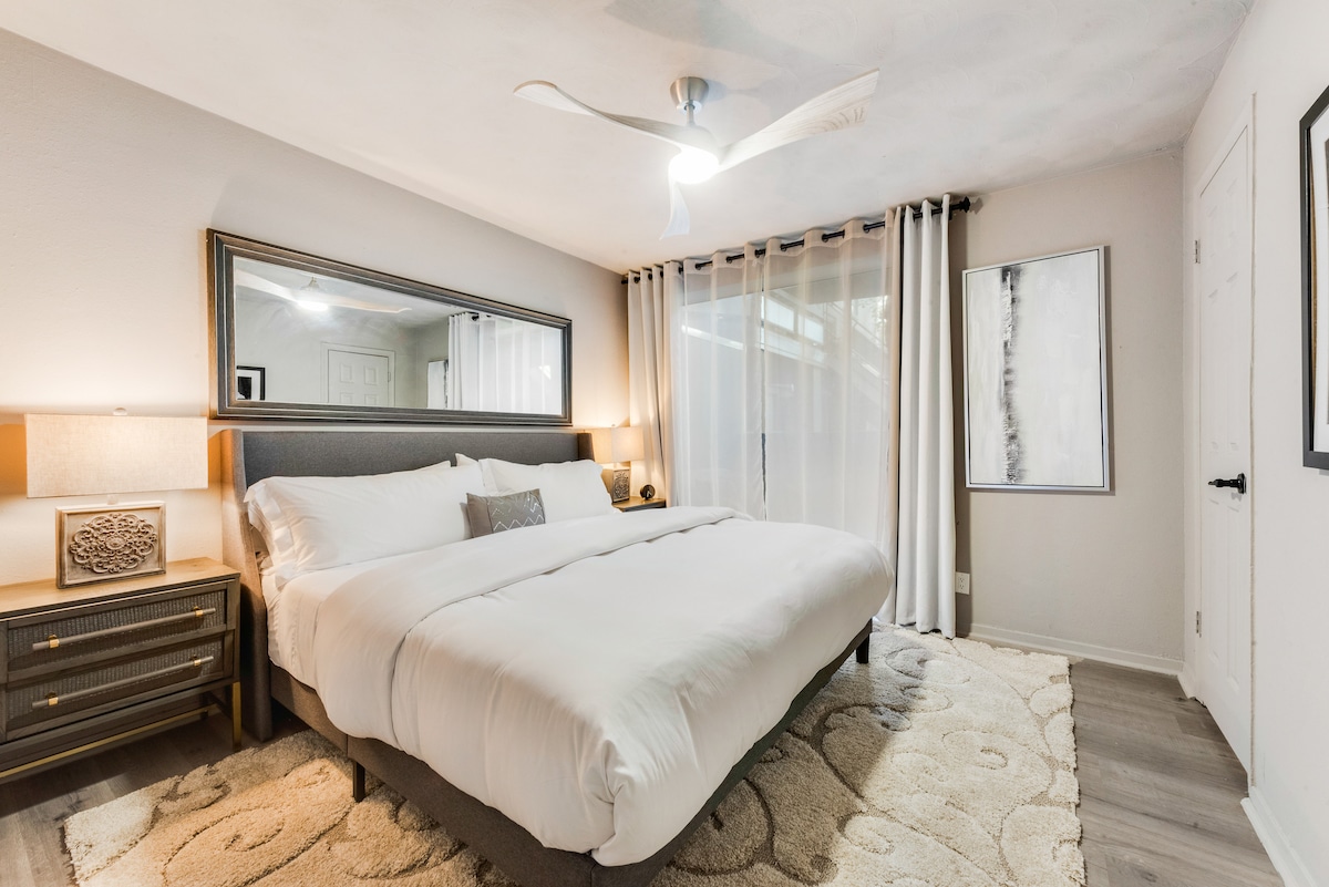 Dhoma e gjumit 2 është projektuar për rehati, me një krevat të rehatshëm king të veshur me shtroja pambuku luksoze egjiptiane, me hapësirë të bollshme në dollap. 
