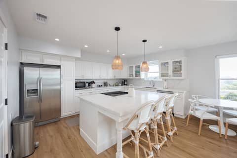 Bright and airy beach vacation spot- perfect for