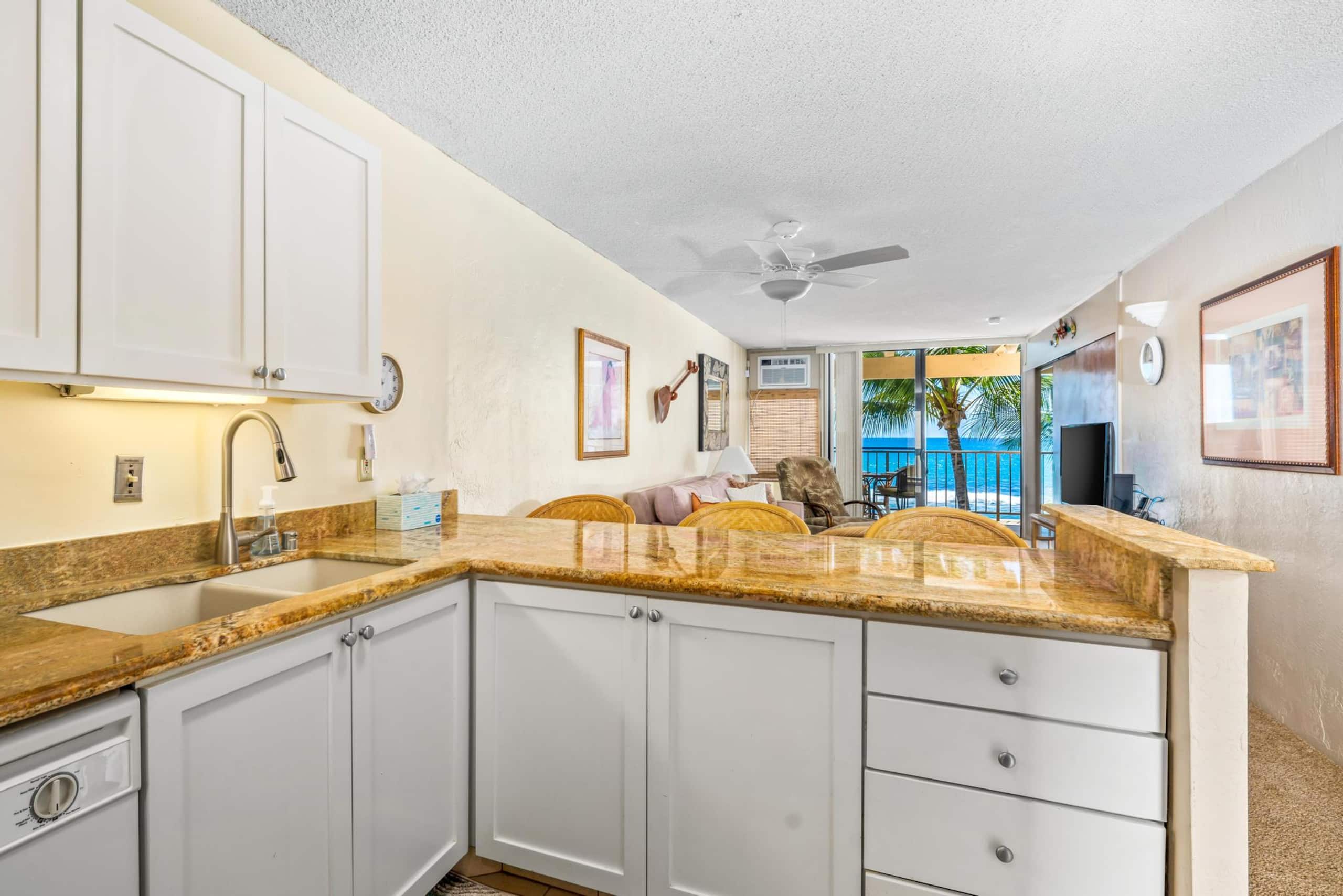 Condo in Kailua-Kona · ★4.56 · 2 bedrooms · 4 beds · 2 baths - Image 8