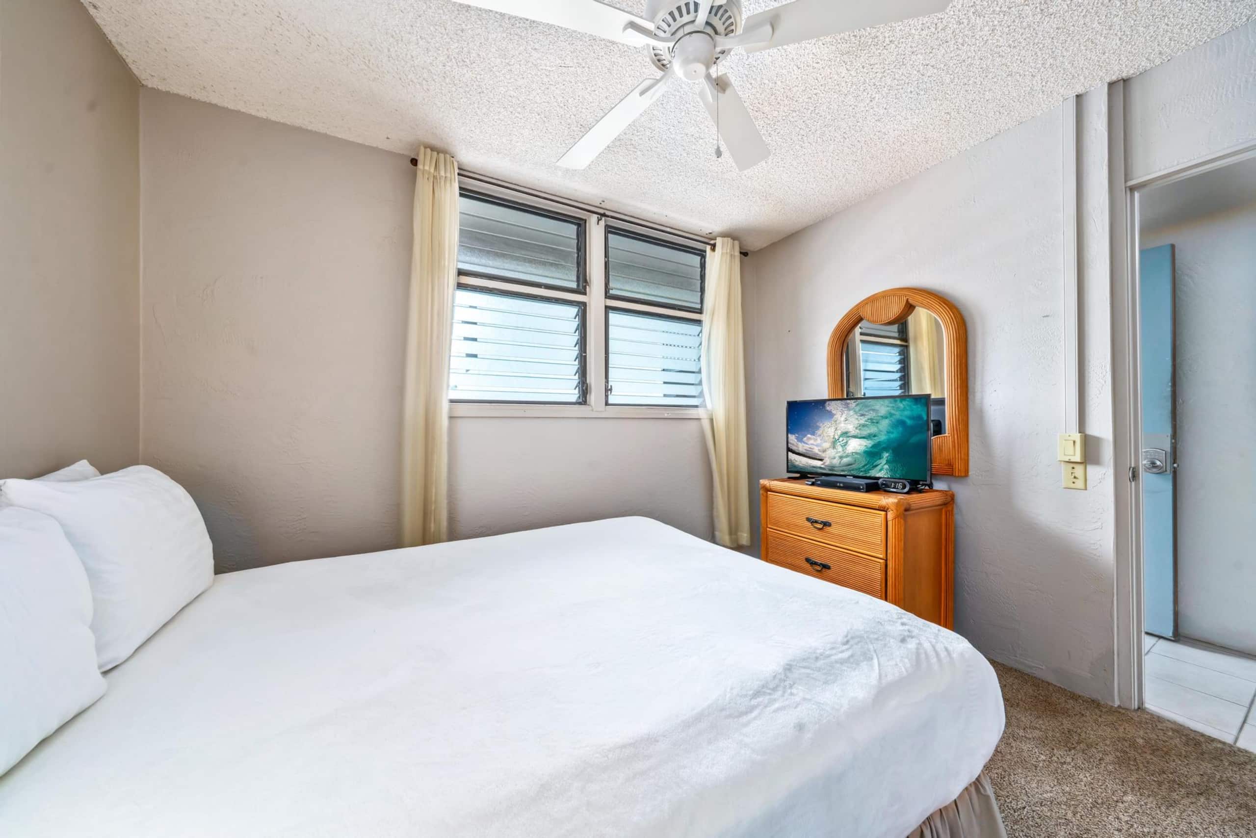 Condo in Kailua-Kona · ★4.56 · 2 bedrooms · 4 beds · 2 baths - Image 13