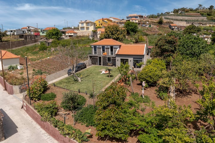 Casinha dos Canhas by an island apart
