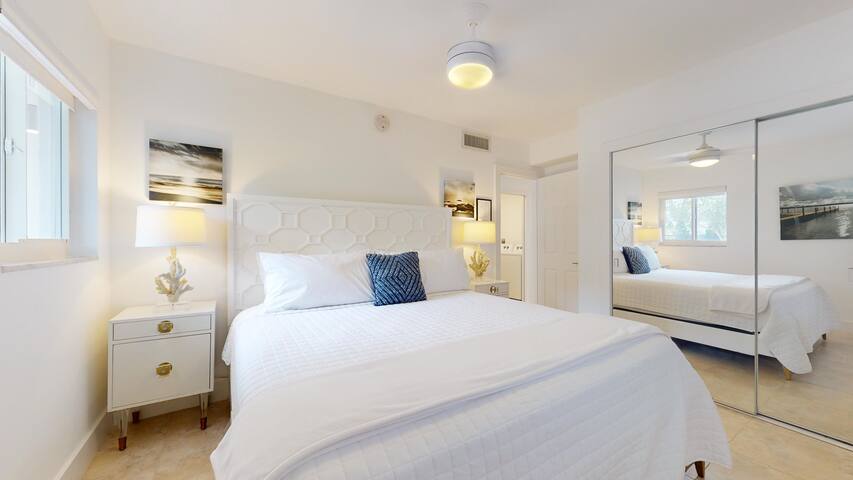 Suite by Beach | Waterfront | Lago Key Two gallery image 4