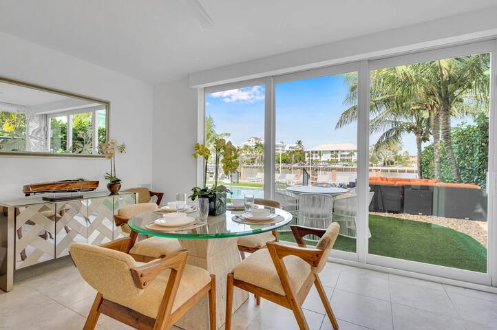 Suite by Beach | Waterfront | Lago Key Two gallery image 3