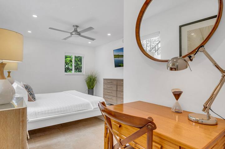 Suite by Beach | Waterfront | Lago Key Three gallery image 3