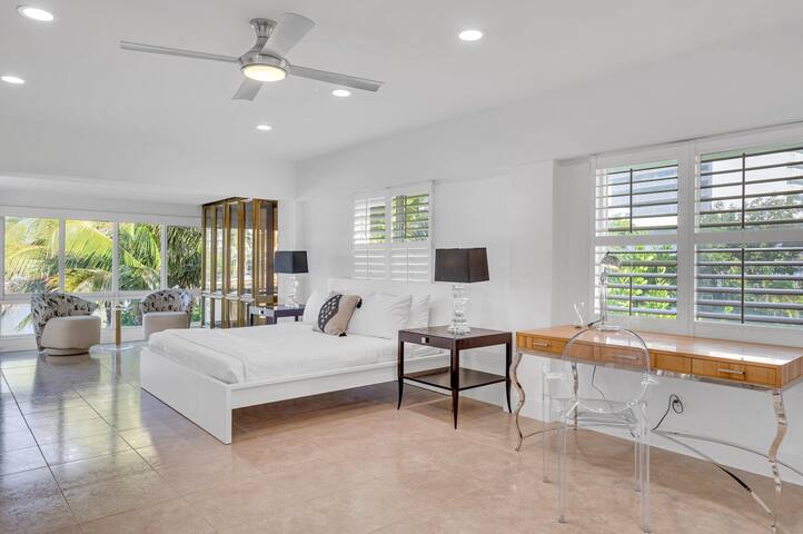 Suite by Beach | Waterfront | Lago Key One gallery image 3