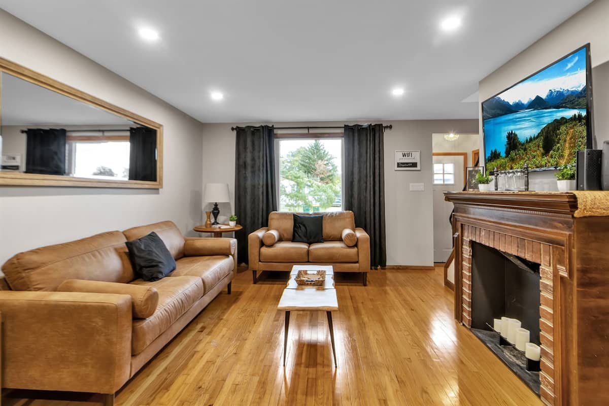 Bills Home, Walk to Stadium, 4 Bed, furnished house in Buffalo, NY