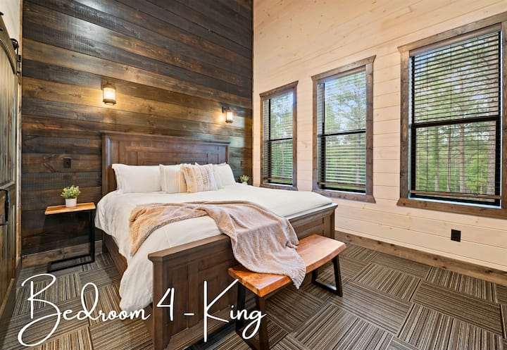 Ამ საძინებელში არის კომფორტული საწოლი და ტყავის სკამები, რომლებიც გთავაზობთ მშვიდ საცხოვრებელს დასვენებისთვის.