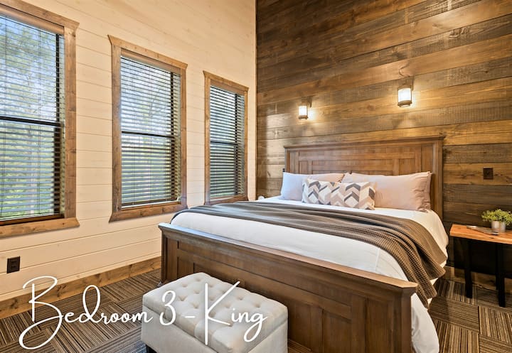 Საძინებელში დიდი ფანჯრებიდან იშლება დიდი ზომის საწოლი, საიდანაც ტყის ხედი იშლება.