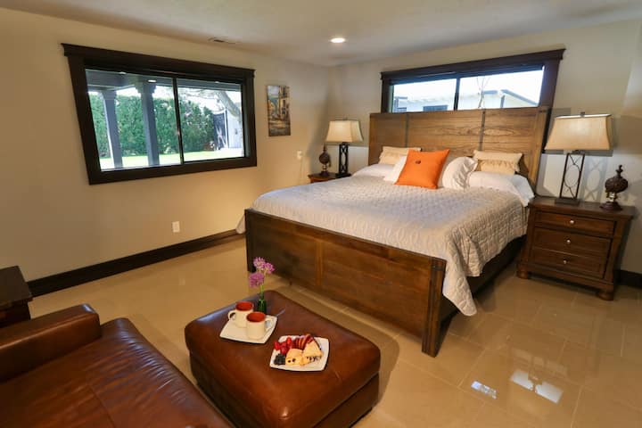 Chambre King au rez-de-chaussée avec porte de connexion à la salle de bain principale avec douche à l'italienne