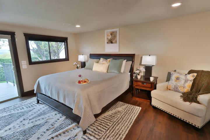 Lit King Size principal à l'étage avec salle de bain connectée partagée avec hall