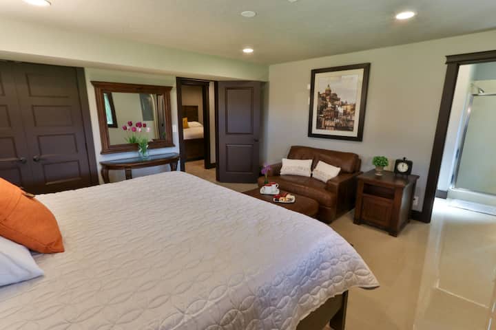 Chambre King au rez-de-chaussée avec porte communicante à la salle de bain principale avec douche à l'italienne