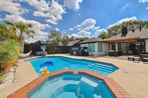 Plano Perfect Getaway - Pool, Hot Tub, BBQ Grill