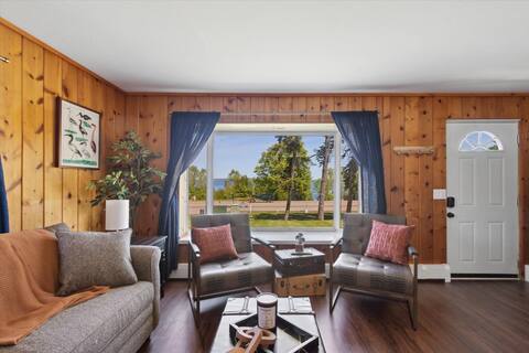 Private Lakefront Cabin with Amazing Lakeviews