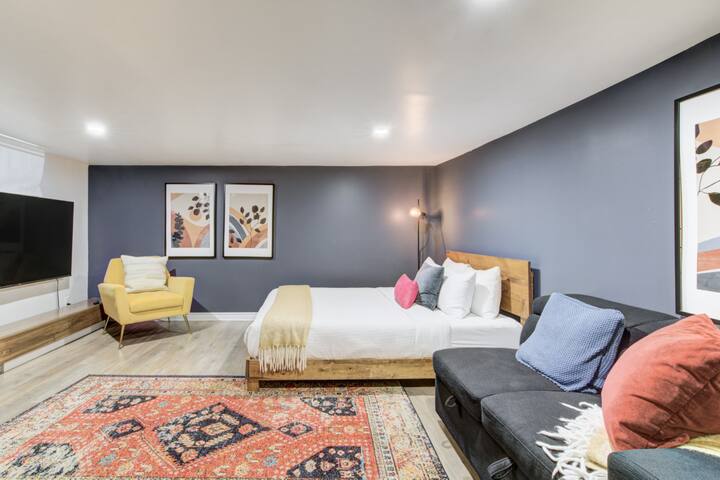 Unique,Old,Montreal,Parking & Yard Patio 10 Guests gallery image 5