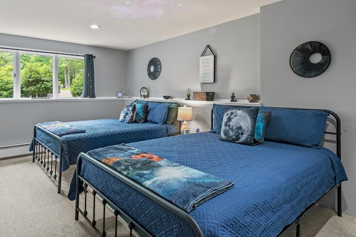 Spavaća soba 4 sadrži dva bračna kreveta.