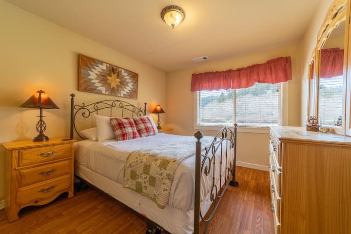 Johnny Redwood Queen 1 19-130