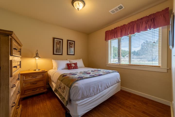 Johnny Redwood Queen 2 19-122