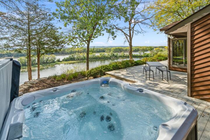 MINNeSTAY* Riverfront Inn | Hot tub gallery image 2